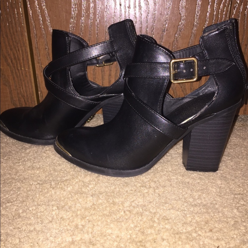 Rock & Republic Cut-out Booties